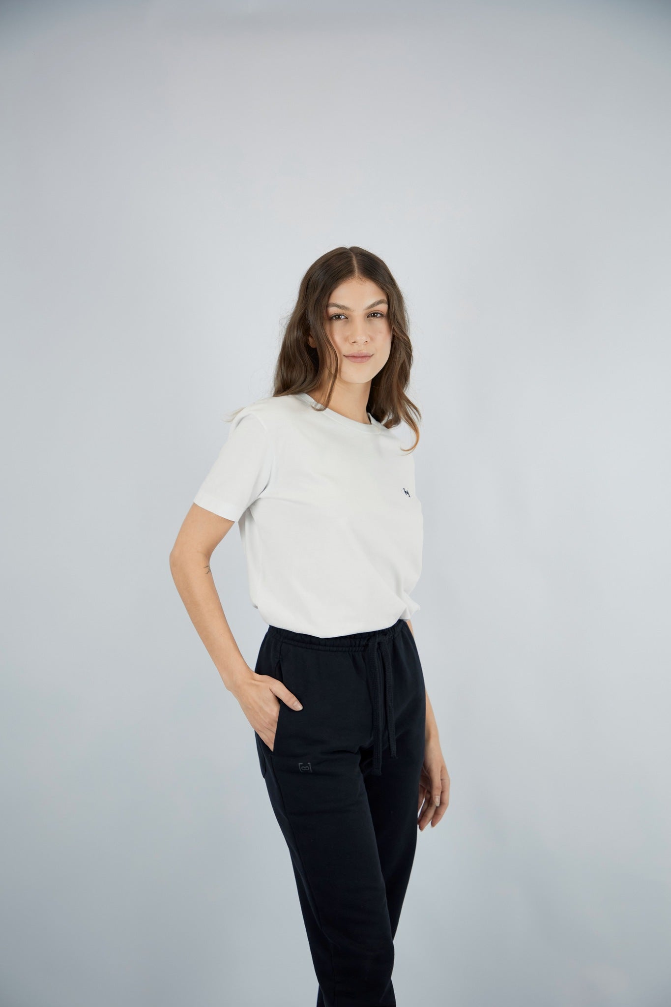 CAMISETA BRANCA - ESSENTIAL LOGO PRETO