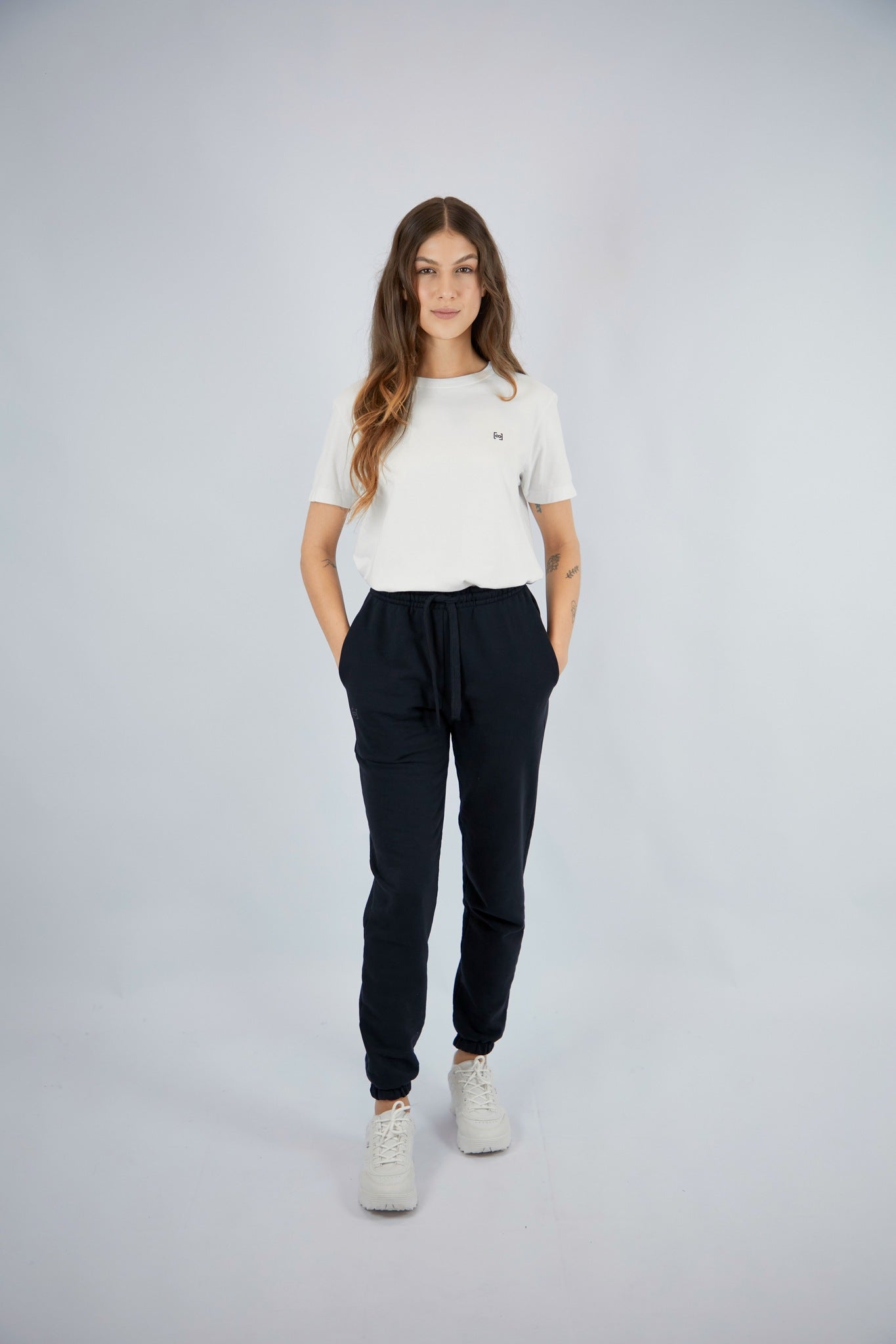 CAMISETA BRANCA - ESSENTIAL LOGO PRETO