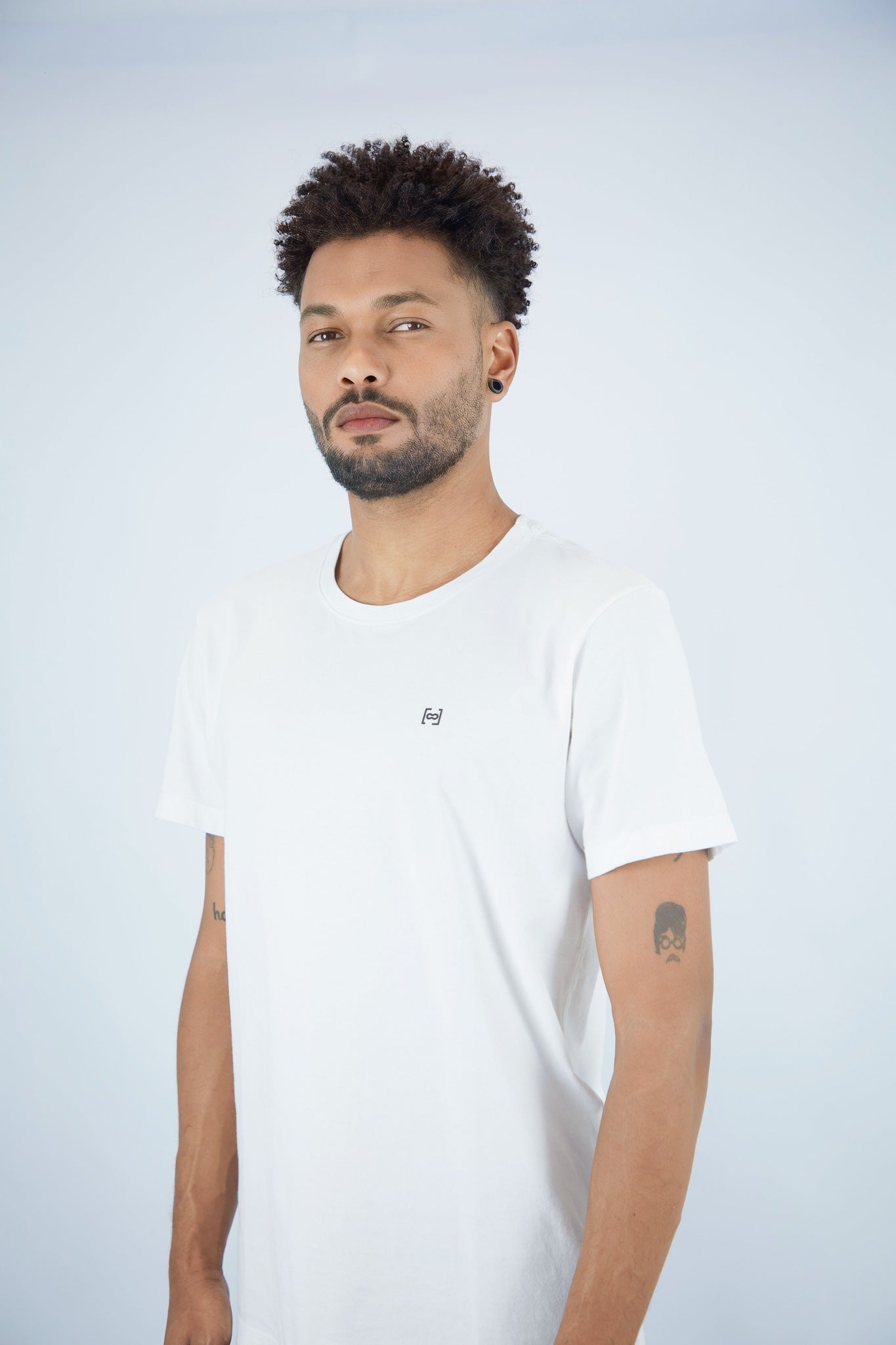 CAMISETA BRANCA - ESSENTIAL LOGO PRETO