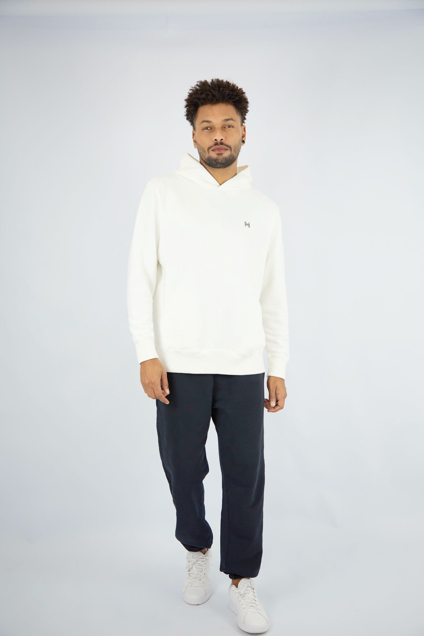 HOODIE OFF COM CAPUZ - ESSENTIAL COM LOGO PRETO