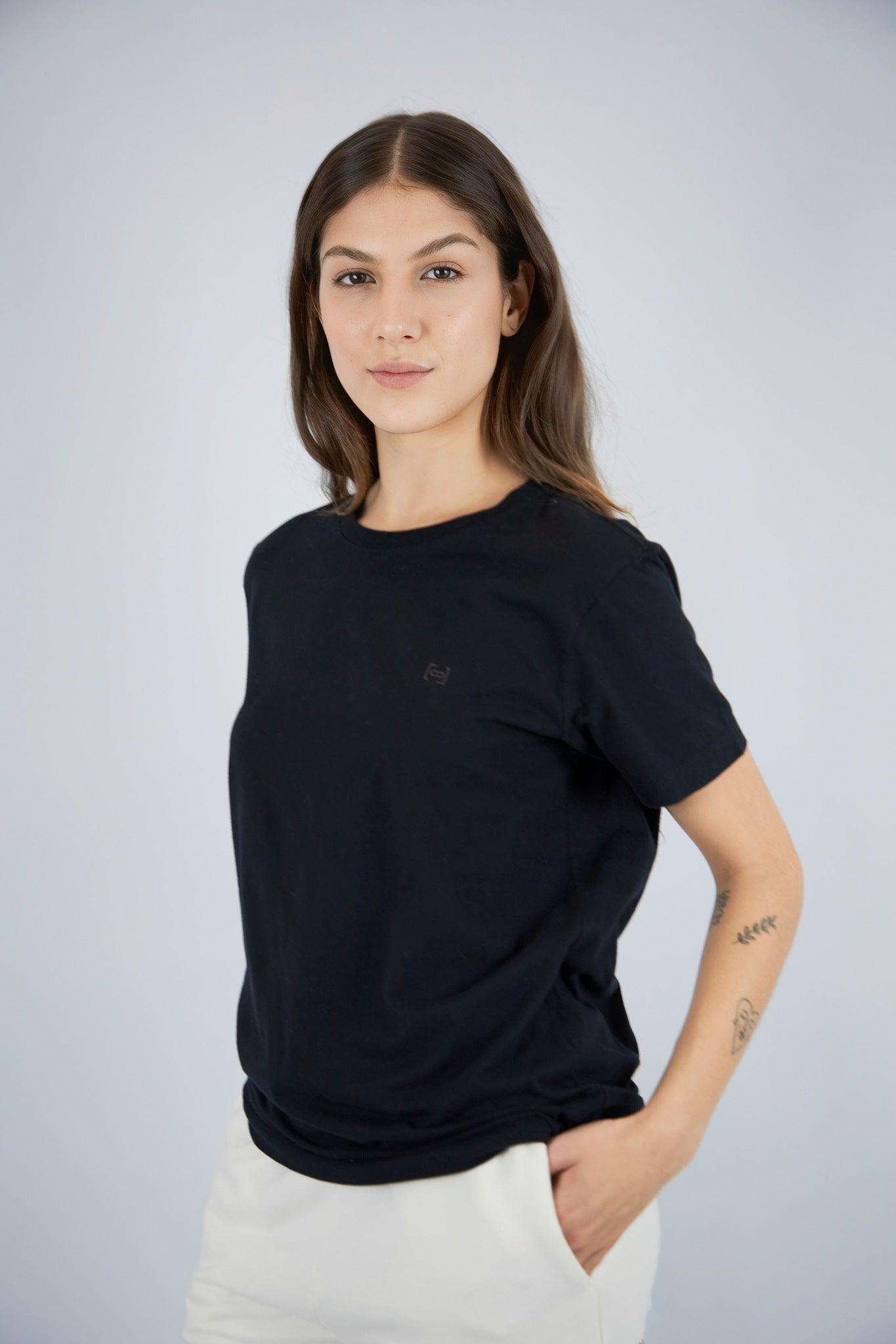 CAMISETA PRETA - ESSENTIAL LOGO PRETO