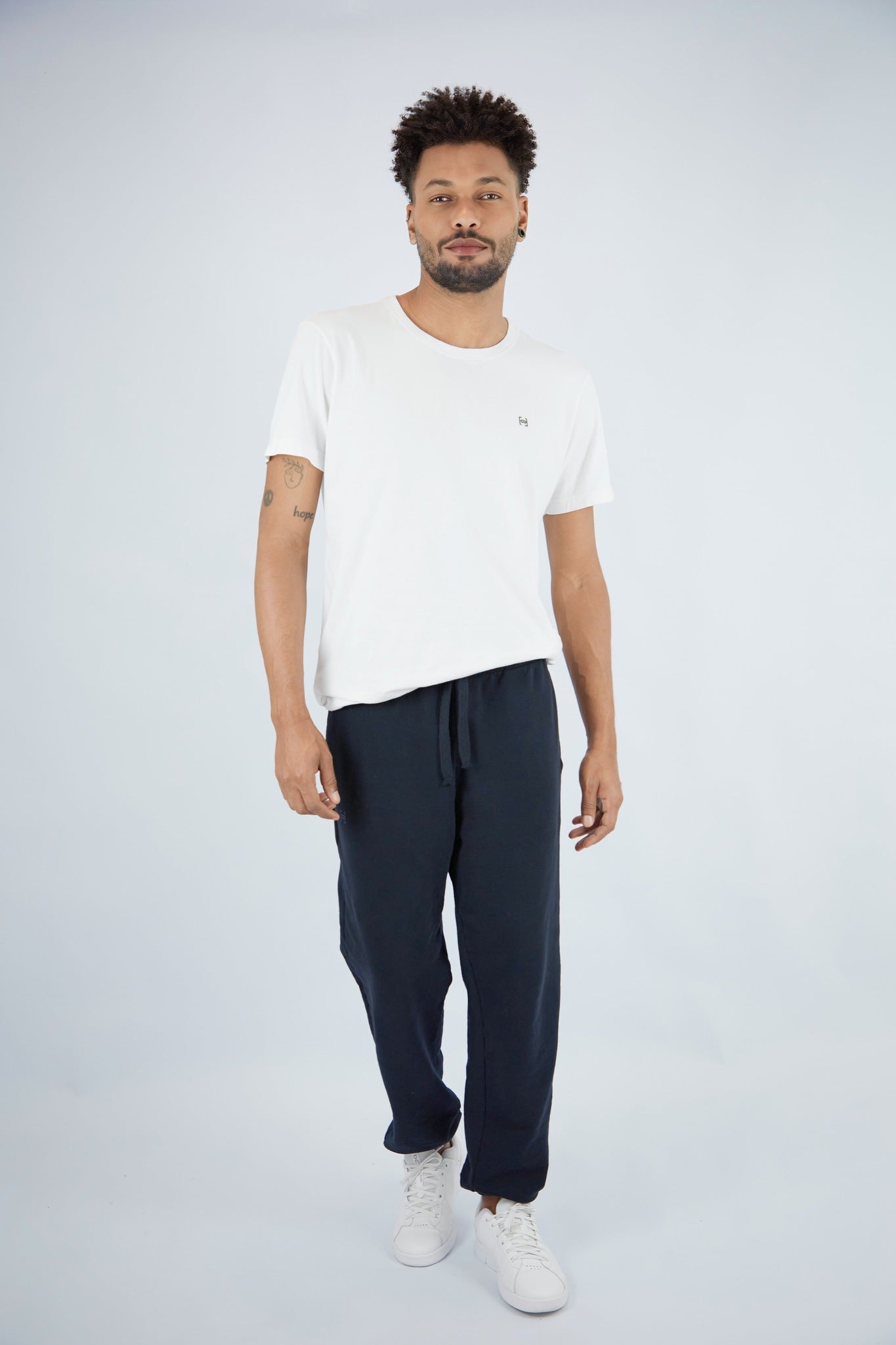 CAMISETA BRANCA - ESSENTIAL LOGO PRETO