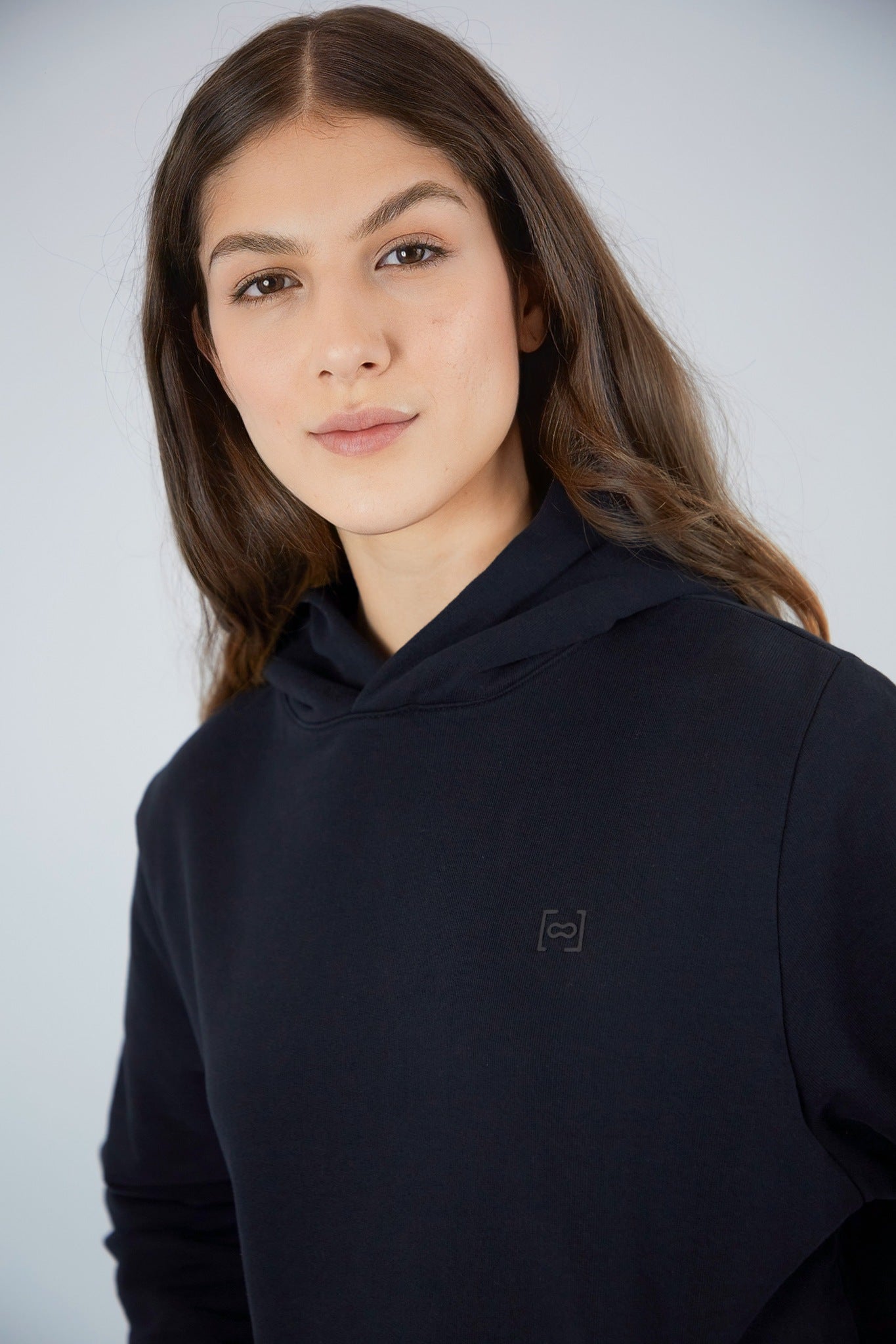 HOODIE PRETO COM CAPUZ - ESSENTIAL COM LOGO PRETO