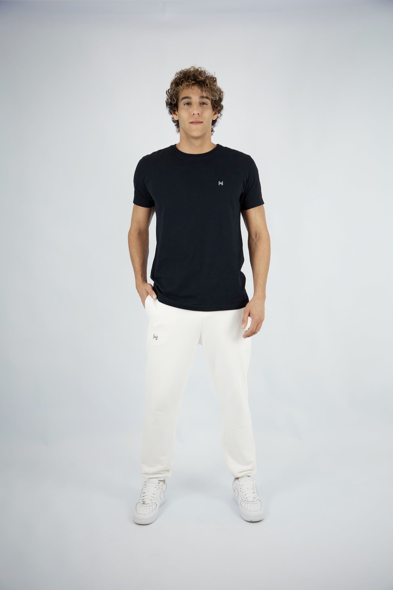 CAMISETA PRETA - ESSENTIAL LOGO BRANCO